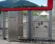 Механическая дверь из оцинкованной стали Ecco Solitar, встроенная в портал полноростового турникета