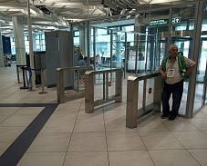 Распашной сенсорный турникет Gotschlich Axioma DF в аэропорту Толмачево