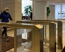 Распашной сенсорный турникет Gotschlich Axioma DF в административных зданиях в Екатеринбурге