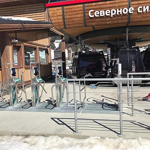 "Однокрылый" турникет для МГН, инвалидов-колясочников и посетителей с колясками установили на горнолыжном курорте Архыз
