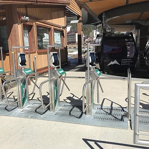 "Однокрылый" турникет для МГН, инвалидов-колясочников и посетителей с колясками установили на горнолыжном курорте Архыз